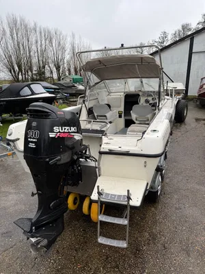 open visboot op trailer op opslagterrein
