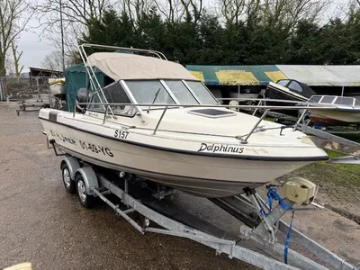 motorboot op trailer bij jachthaven