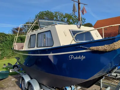 blauw-witte motorboot op trailer