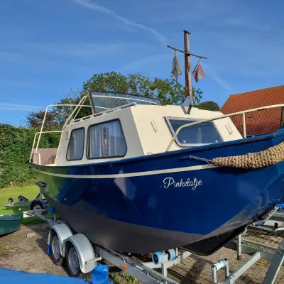 blauw-witte motorboot op trailer