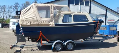 motorboot op trailer met kap