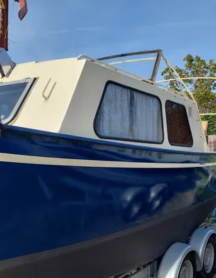 motorboot op trailer naast andere boot