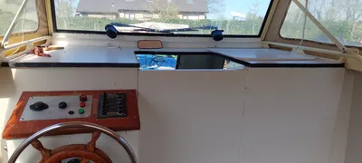 interieur stuurstand met houten stuurwiel