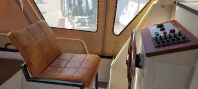 stuur en stoel in bootinterieur