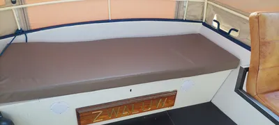 zitbank met kussen in kajuit