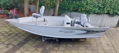 wit aluminium visboot op oprit