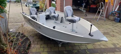 aluminium visboot op oprit