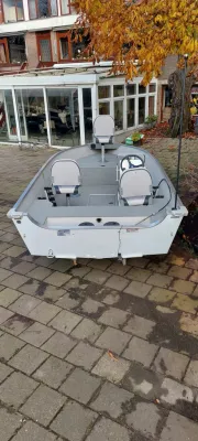 kleine open visboot op kade