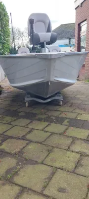 vooraanzicht aluminium visboot op trailer