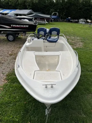 consoleboot op gras met blauwe stoelen