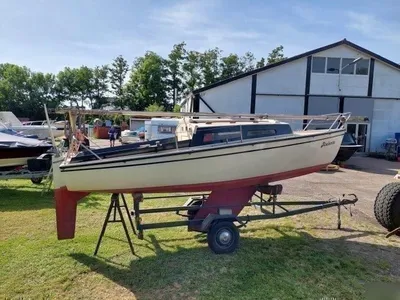 zeilboot op trailer bij loods