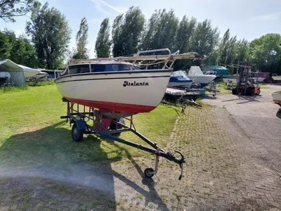 zeilboot op trailer in opslag