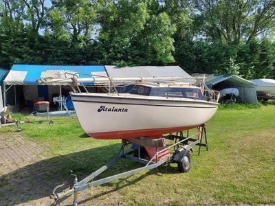 zeilboot op trailer op grasveld