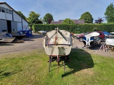 zeilboot op trailer bij jachthaven