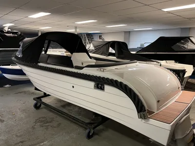 sloep in showroom met cabriokap