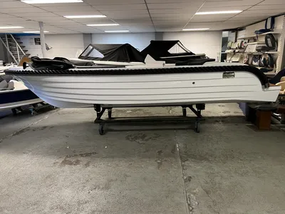 witte sloep in showroom op bok