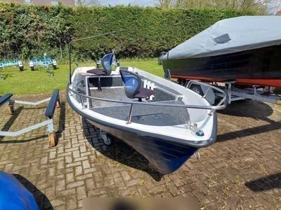 kleine vissersboot op parkeerplaats