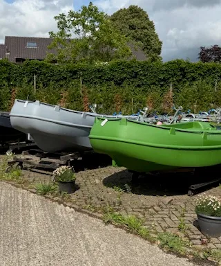 rij kleine boten op opslagterrein