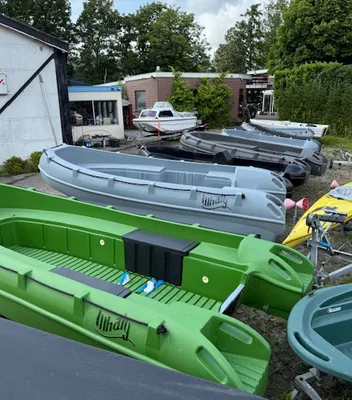 meerdere kleine boten op opslagterrein