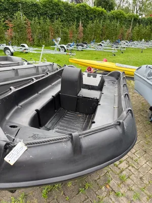 zwarte open boot op trailerterrein