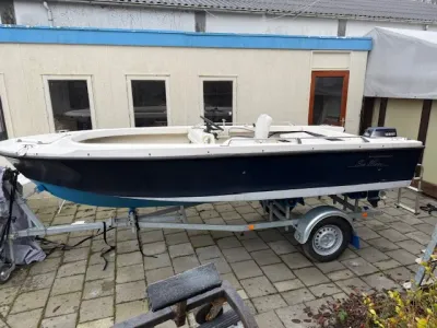 open vis-/tourboot op trailer bij gebouw