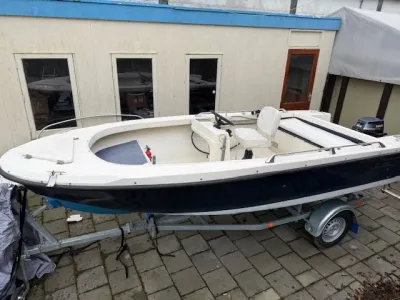 witte en blauwe visboot op trailer