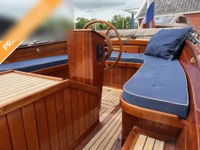 interieur van houten sloep met kussens