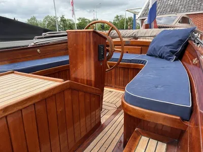 interieur van houten sloep met stuur