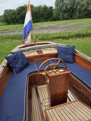 interieur van houten sloep met kussens