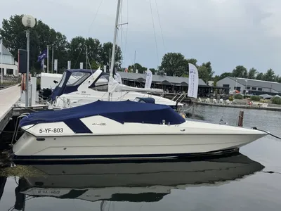 snel motorjacht afgemeerd in jachthaven