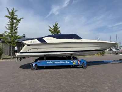 speedboot op trailer bij jachthaven