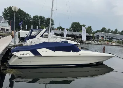 snel motorjacht afgemeerd in jachthaven