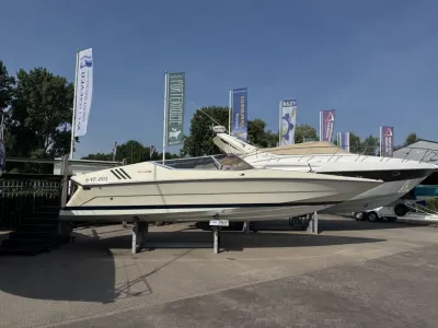 snelboot op stelling bij jachthaven