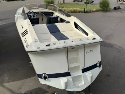 speedboot op verharde ondergrond