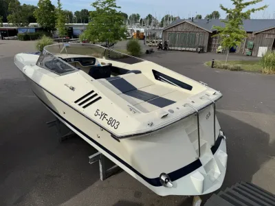 motorboot op bokken bij jachthaven