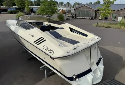 speedboot op steiger met gebouwen op achtergrond