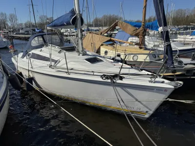 zeilboot afgemeerd in jachthaven