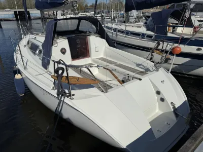 zeiljacht in ligplaats met kuip en buiskap