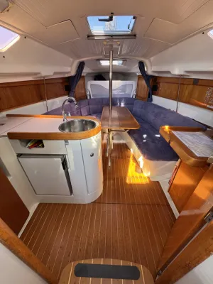 Interieur kajuit met zithoek en kombuis