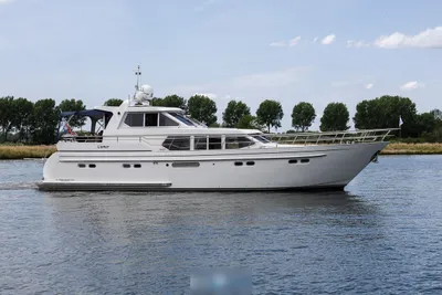 wit motorjacht op rustig water