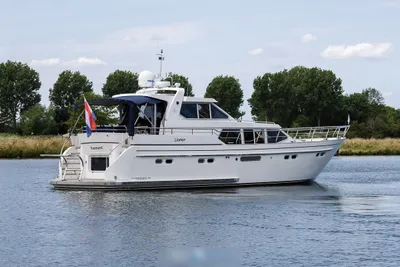 witte motorjacht op rustig water