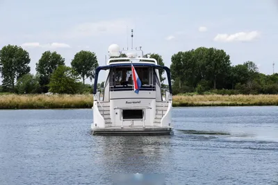 achteraanzicht van motorjacht op rivier