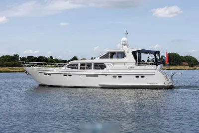 wit motorjacht op rustig water