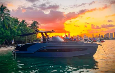 motorjacht bij zonsondergang in baai
