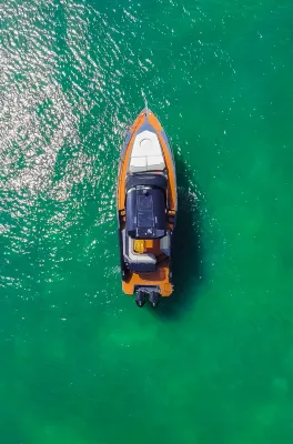 bovenaanzicht van motorboot op groen water