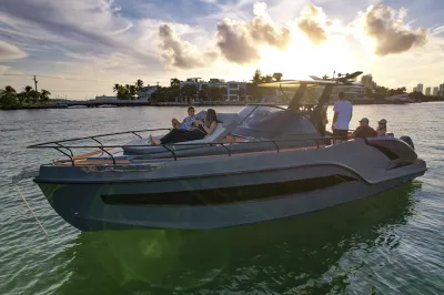 jacht op het water met personen en kustlijn