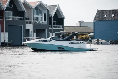 motorboot op water bij huizen en steigers