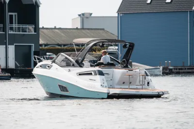 motorboot op water bij jachthaven