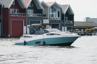 Motorboot op het water bij woonboten