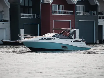 motorboot liggend in het water bij jachthaven